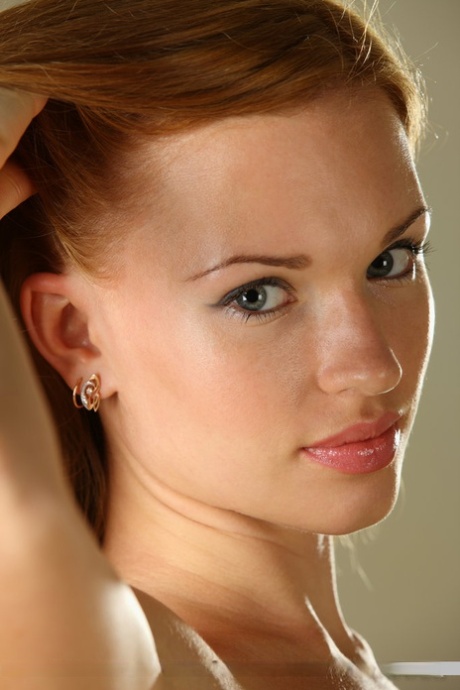 Seductive teenage looker Rinna unveils her cleanly shaved beaver