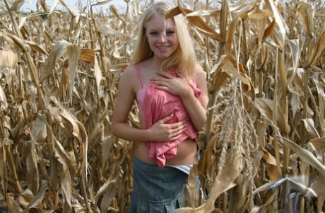 Blond amateur Skye Model flashers her bare ass among the corn stalks 29024322