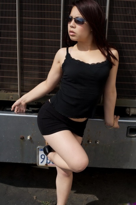 Asian amateur Amanda exposes her cute bum and pussy afore a big rig outdoors 12317804
