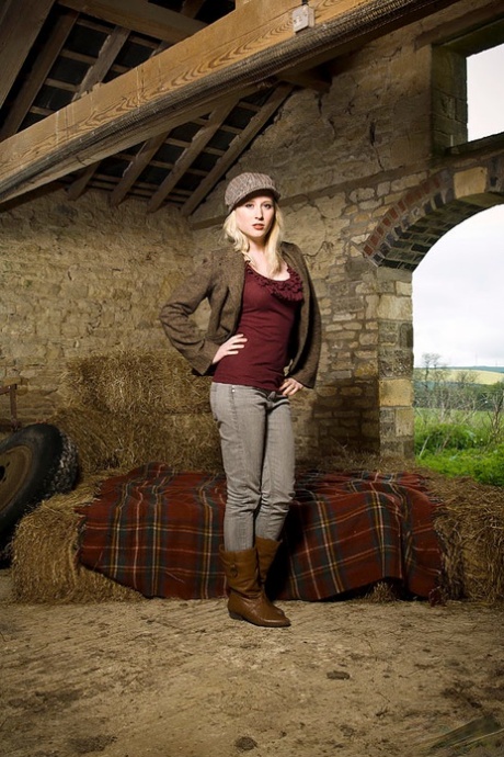 Solo girls Satine Spark and Samantha Bentley bare their hot bodies in a barn 95737372