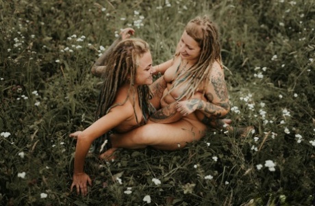 Alternative girls Hekatez and Dreadtalez have lesbian sex in a field 72439721