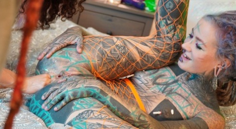 Tattooed girl Anuskatzz has lesbian sex with Stacy Bloom on a bed 87940931