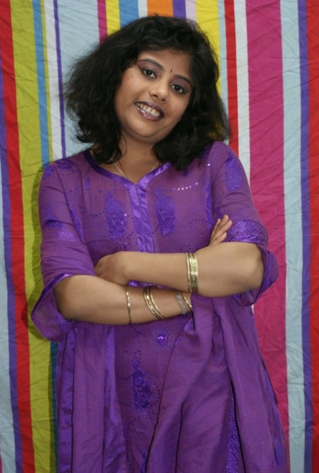 Chubby Indian woman crosses her legs after getting totally naked 81305221