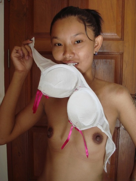 Skinny Thai girl takes off hr clothes in her nude modelling premiere 25651772