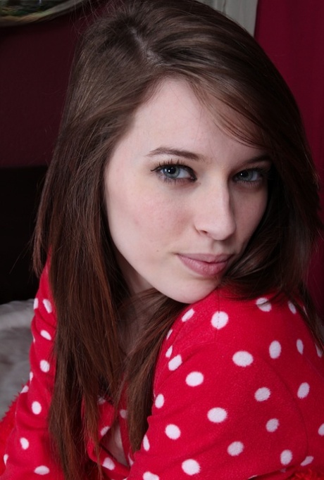 Amateur teen cutie Susie Randolph undressing for your viewing pleasure 24971106
