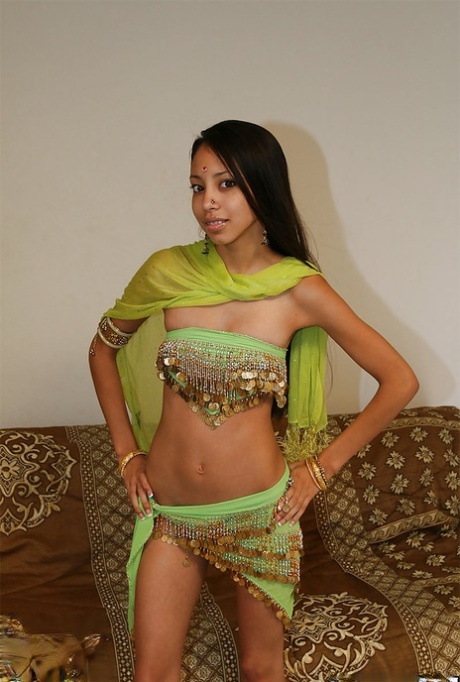 Filthy indian babe on high heels uncovering her fuckable body 16991420
